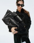 PRINTEMPS_2026The_New_Luggage Victoria_photographed_by_Zoë_GhertnerAvailable_in_selected_stores_.jpg PRINTEMPS_2026The_New_Luggage Victoria_photographed_by_Zoë_GhertnerAvailable_in_selected_stores_.jpg